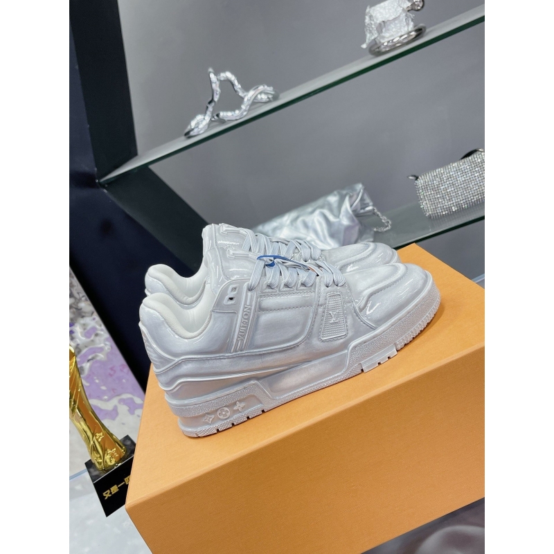 l**is V*t*n sneakers